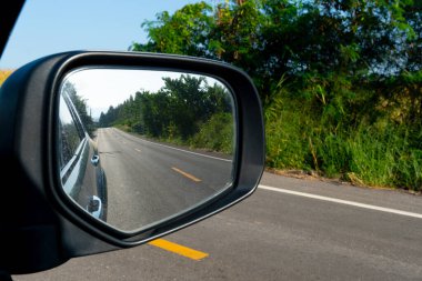 Temiz sahil bölgesi, berrak mavi gökyüzü ve kıyı kayaları bariyeriyle turkuaz deniz. Rayong Tayland 'da parlak bir atmosferle seyahat etme zamanı..