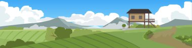 Sürgüler üzerinde peyzaj küçük ev arazi arasında yer alır. Huzurlu köy manzarası. Yeşil tarlaları olan bir toprak patika. Mavi gökyüzünün altındaki bulutlu uzak dağlar. Pankart arkaplanı için.