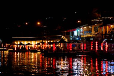 Ban Rak, Tayland Mae Hong Son, Tayland - 13 Aralık 2024: Konut binalarının ışıklarıyla gece vakti atmosferi. Binalar Rak Thai, Mae Hong Son, Tayland 'daki nehir kıyısında..