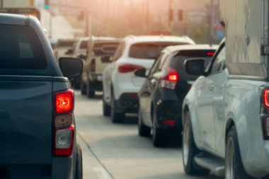 Şu yoldaki arka vagonun soyut taşımacılığı. Sürücü ve taş ocağı kuyruğunda bir sürü araba var. İş zamanı ve seyahat için trafik hapishanesi.