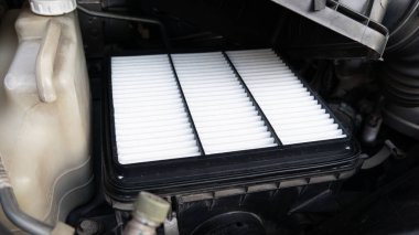 Klima kapağının içindeki hava filtresi. Yeni hava filtresine geçin. bakım ve servis arabası için.
