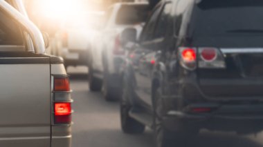 Pikapın arka tarafı altın sarısı. Fren lambasını yak. Tayland 'da tropikal hava koşullarıyla trafik sıkışıklığı.