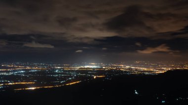 Doğal dağlarla çevrili bir şehrin soyut manzarası. Lom Kao şehrinin gece ışıkları. Phu Thap Boek Phetchabun Tayland 'da.