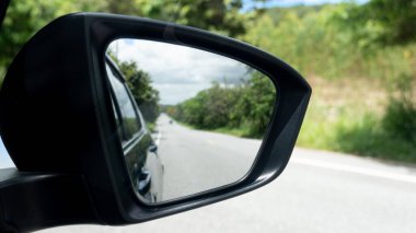 Ayna kanadının iç görüntüsü. Ön taraflara uzanan asfalt yol. Etrafı yemyeşil ormanlarla çevrili. Gölge sağlıyor ve turizm için ideal..