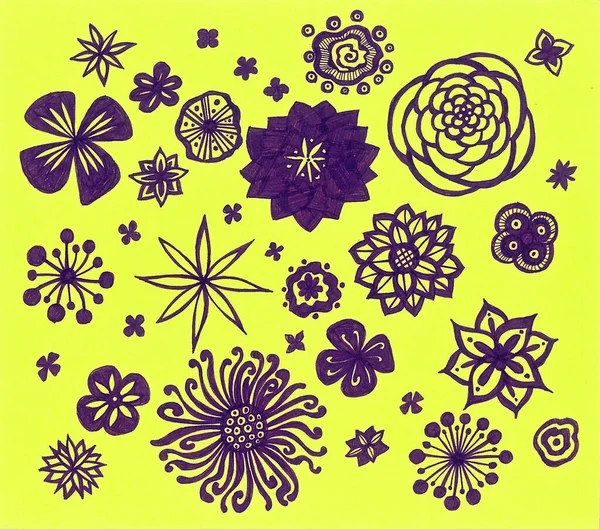 Візерунок Фіолетових Квітів Жовтому Тлі Декоративні Квіти Різних Розмірів Форм — стокове фото