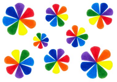 Beyaz arka planda farklı boyutlarda gökkuşağı renginde çiçekler. Her yaprak renkli kalemlerle farklı renkte çizilir..