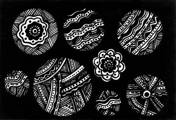 Patrones Decorativos Adornos Color Blanco Sobre Fondo Negro Abstracción Listos —  Fotos de Stock