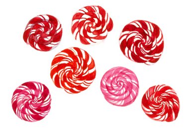 Yuvarlak lolipopların şekli spiral şeklinde bükülmüş. Kırmızı, pembe, beyaz renklerde. Beyaz arka planda izole edilmiş. Suluboya resim.