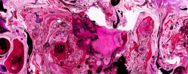 Soyut arkaplan. Mermer dokusu. Pembenin, morun, kırmızının farklı tonları. Siyah beyaz lekeler ve lekeler. Düzen kaotik ve düzensiz. Küçük detaylar. Renkler birbiriyle karışır.