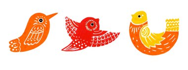 Beyaz arka planda izole edilmiş üç stilize kuş seti. Kırmızı, turuncu, sarı farklı tonlarda. Geometrik süslemelerle dolu farklı şekillerde kuşlar. Çizgiler, noktalar, zikzaklar, damlalar. Etnik biçim