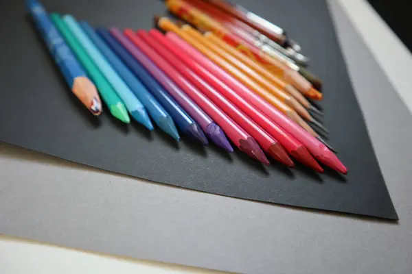 Photo Crayons Couleur Disposés Dans Dégradé Couleur Différentes Nuances Bleu — Photo