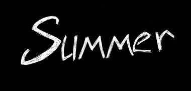Summer 'ı beyazlar içinde bırakmak. Siyah arka planda izole edilmiş. Elle yazılmış. Kaotik pürüzlü yazı tipi. Keskin köşeler. Çizgiler kalemle gölgelenmiş..