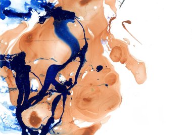 Soyutlama. Beyaz arka planın sol tarafında mavi ve şeftali tüylü lekeler var. Farklı tonlarda bulanık. Mermer efektler. Kaotik noktalar.