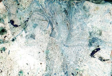 Beyaz zemin üzerinde mavi tonların farklı olduğu soyut mermer arkaplan. Küçük noktalar ve damlalardan oluşan belirsiz noktalar. Bulanık. Turkuaz, gri, ahtapot renkleri.