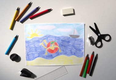 Renkli kalemlerle çizilmiş çocuk resmi. Fotoğrafçı çocuk denizde yüzüyor. Yaz tatili. Ofis ekipmanları burada. Renkli kalemler, makas, keskinleştirici, cetvel vs. Beyaz arkaplan.