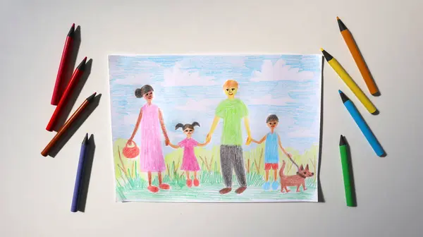 Renkli kalemlerle çizilmiş çocuk resmi. Resim aileyi gösteriyor. Anne, baba, erkek, kız, köpek birlikte yürüyorlar. Afro-Amerikan görünümlü anne. Babam beyaz. Kalemleri doldur. Beyaz arkaplan.