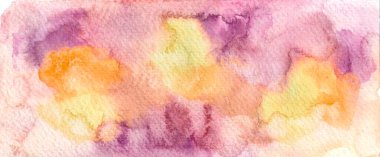 Farklı pastel tonlarının soyut suluboya arka planı. Pembe, turuncu, mor, sarı renkler birbirine karışıyor. Suluboya kağıt dokusu. Suluboya bulanıklığı ve lekeler.