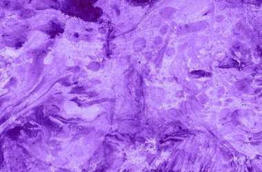 Mor renklerin farklı tonlarının soyut mermer arka planı. Bazı yerlerde daha karanlık, daha doygun yerler, bazı yerlerde daha aydınlık. Renkler rastgele kesişir ve karışır. Farklı dokular.
