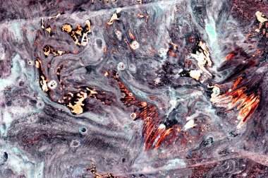 Soyut doku arkaplanı. Mavi, gri, turuncu, beyaz renklerin farklı tonlarında. Küçük detaylar, dokular, bulanıklık. Renkler birbirine karışır, yeni gölgeler oluşur. Kabukların, taşların, minerallerin yüzeyi.