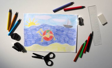 Renkli kalemlerle çizilmiş çocuk resmi. Fotoğrafçı çocuk denizde yüzüyor. Yaz tatili. Ofis ekipmanları burada. Renkli kalemler, makas, keskinleştirici, cetvel vs. Beyaz arkaplan.