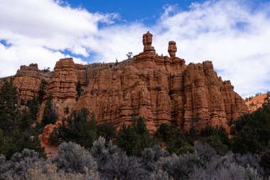 Panguich Utah yakınlarındaki Kızıl Kanyon bölgesinde kırmızı kumtaşı oluşumu.