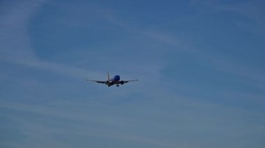 Southwest Havayolları 737-Max8, Sky Harbor Uluslararası Havalimanı 'ndaki 8 numaralı pist için finalde.