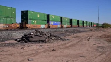 Union Pacific Demiryolu EMD SD70AC-T4 Eloy AZ 'de batıya yöneldi.