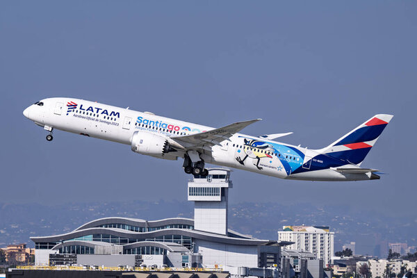 Los Angeles Independent. Аэропорт 1-18-2025 Inglewood, CA US