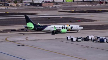 Flair Havayolları Boeing 737-Max8 Phoenix Sky Harbor Intl 'e varış güzergahına dönüyor. Havaalanı