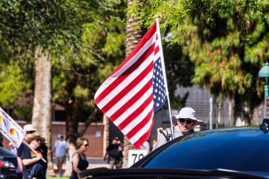 14 Haziran 2025 'te Arizona Eyalet Meclisi' nde düzenlenen HAYIR Kings protestosuna katılan protestocular
