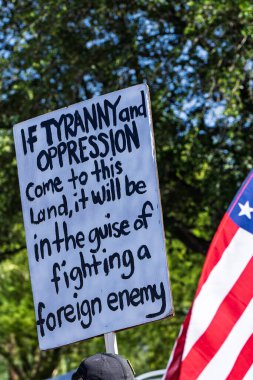 14 Haziran 2025 'te Arizona Eyalet Meclisi' nde düzenlenen HAYIR Kings protestosuna katılan protestocular
