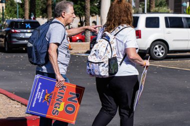14 Haziran 2025 'te Arizona Eyalet Meclisi' nde düzenlenen HAYIR Kings protestosuna katılan protestocular