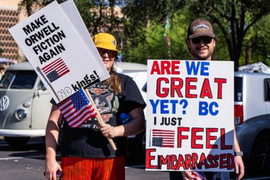 14 Haziran 2025 'te Arizona Eyalet Meclisi' nde düzenlenen HAYIR Kings protestosuna katılan protestocular