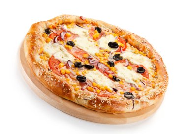 Mısır ve zeytinli vejetaryen pizza.