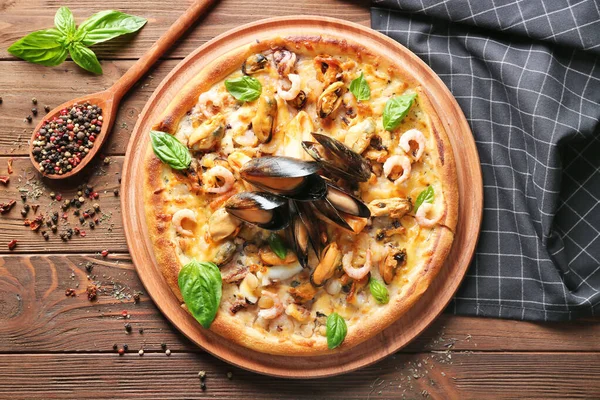 Pizza Mariscos Gourmet Servilleta Sobre Fondo Madera — Foto de Stock