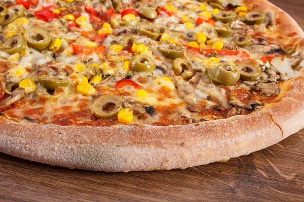 Pizza Vegetariana Recién Horneada Con Vegetales Sobre Fondo Rústico Madera — Foto de Stock