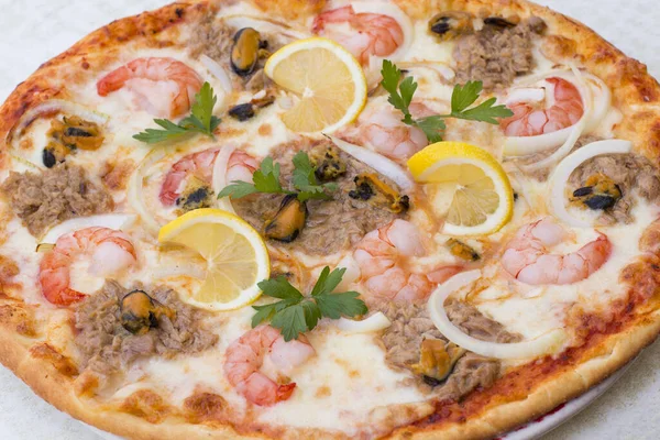 Deliciosa Pizza Fresca Con Mariscos Sobre Fondo Blanco Horizontal — Foto de Stock