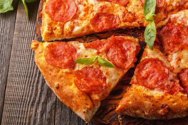Biberli pizza mozzarella peyniri ve domates sosu, seçici odak ile.