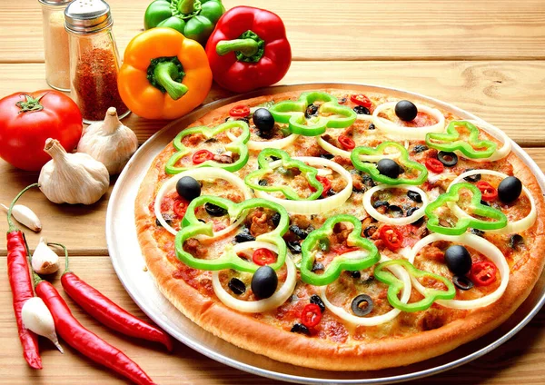 Metal Tabak Sebzeli Pizza — Stok fotoğraf