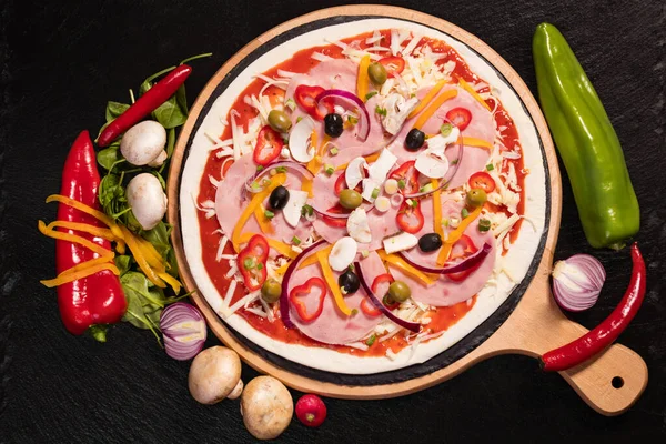 Pizza Cruda Con Ingredientes Tablero Madera — Foto de Stock