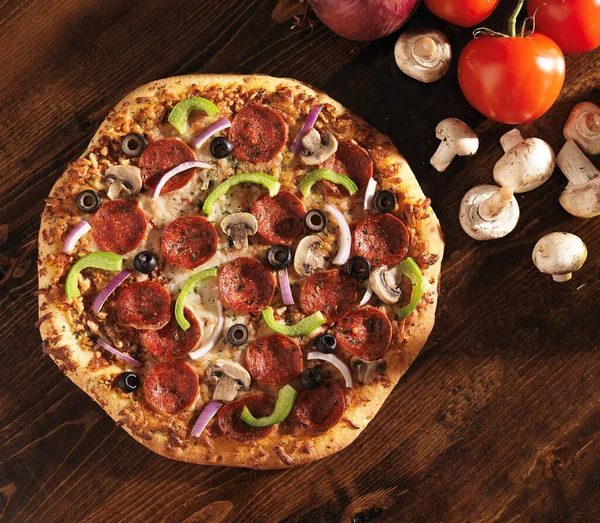 Vista Superior Pizza Con Coberturas Supremas — Foto de Stock