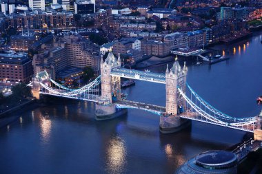 London tower bridge ve kentsel mimarileri ile gece