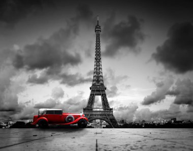 Effel Tower, Paris, Fransa ve kırmızı retro arabanın sanatsal görüntüsü. Siyah beyaz, antika..