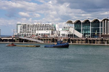 Auckland, Yeni Zelanda - Mart 2023 Viyana Olay Merkezi ve güneşli bir yaz gününde yoğun Auckland Limanı