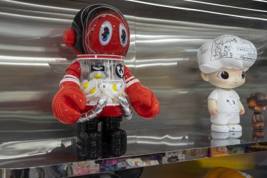 Auckland, Yeni Zelanda - Mart 2023. Pop Mart Mega Uzay Molly 1000 X Philip Colbert ve Just Dimoo 1000 X Jean-Michel Basquiat POP MART Queen Street Store 'un rafında.