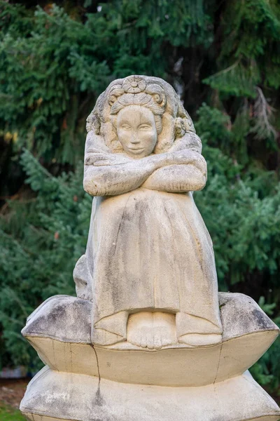 Queenstown Nueva Zelanda Mayo 2023 Estatua Piedra Mujer Sentada Parte — Foto de Stock