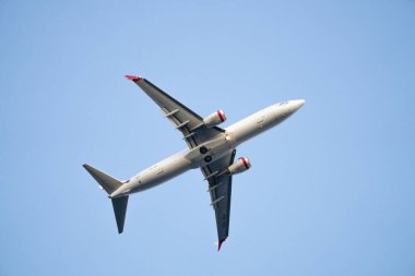 Gökyüzü arkaplanı açık, havada bir jet uçağı var, görünür kanatlar ve flaplar sergiliyor. Hava taşımacılığı, ulaşım ve havayolu endüstrisi temaları için idealdir. İnsan yok. Açık hava..