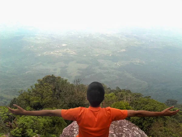 Junger Mann Wandert Auf Berg Mit Grüner Landschaft — Stockfoto