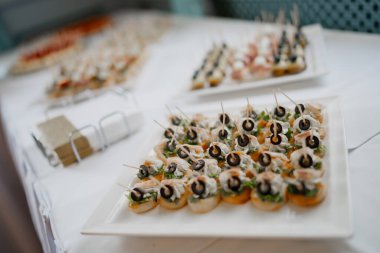 Masada bir sürü aperatif var.