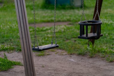 Gindergarden parkında boş salıncaklar